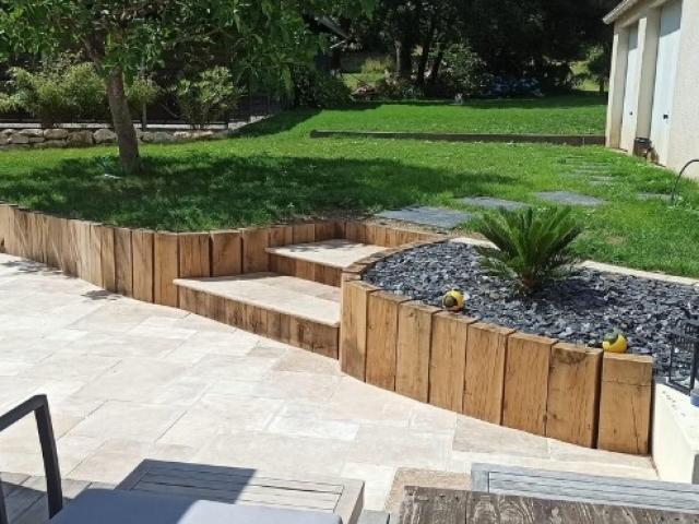 création d'une terrasse, de massifs et d'un enrobé par LES JARDINS DE FRANKI à Treillières